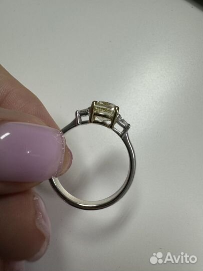 Кольцо с желтым бриллиантом 