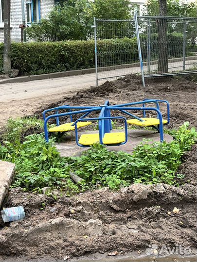 Отдам бесплатно карусель и скамейки