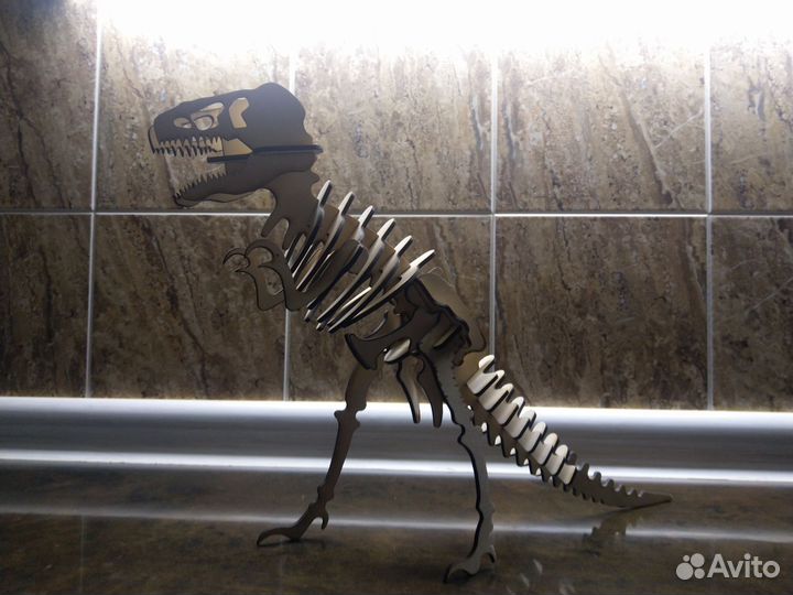 Скелет тираннозавра из фанеры