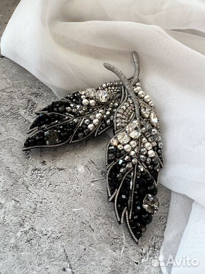 Женская брошь Перо ручной работы