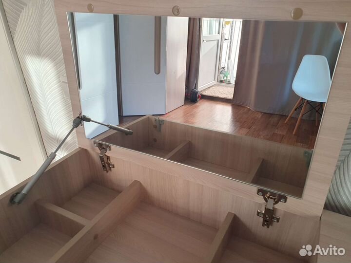 Туалетный столик с зеркалом