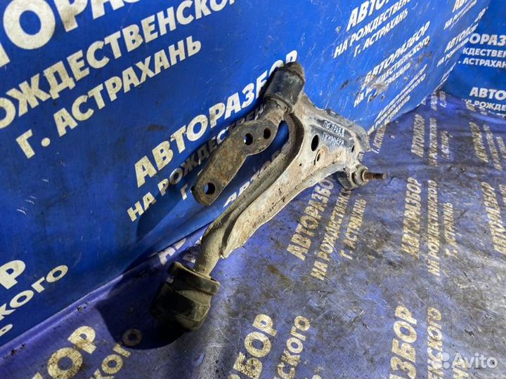 Передний правый рычаг Nissan Primera P10 седан