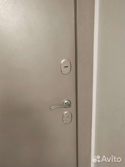 Дверь входная металлическая от застройщика