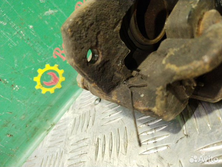 Суппорт передний правый Toyota Camry Gracia