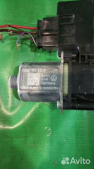 Мотор стеклоподъемника зад правый Skoda Octavia A7