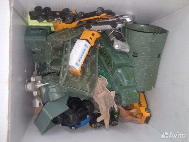 Коробка с солдатиками,машинками