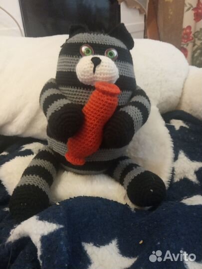 Кот с колбасой