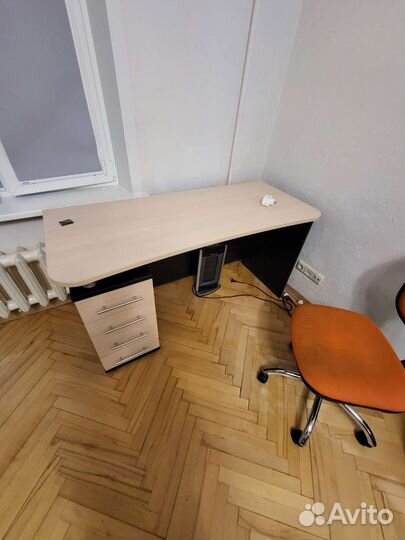 Стол рабочий + стул офисный на колесах