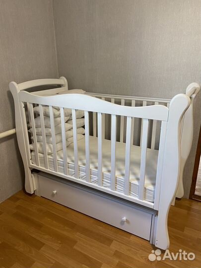 Детская кроватка с маятником и ящиком