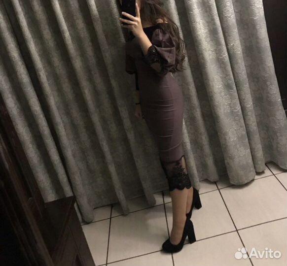 Платье с открытыми плечами