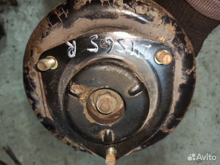 Стойка подвески передняя правая Nissan Primera P12