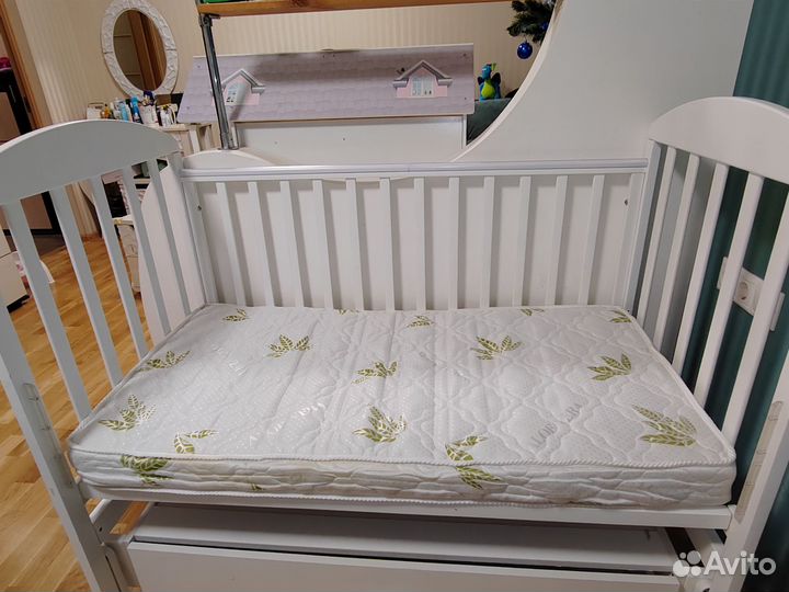 Детская кроватка с маятником