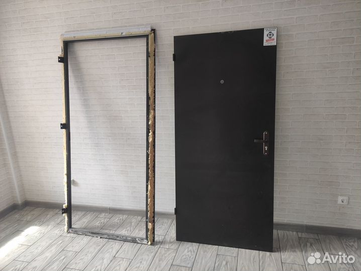Продаю дверь от застройщика