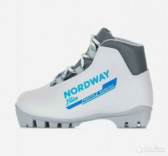 Беговые лыжи, палки, ботинки р. 29