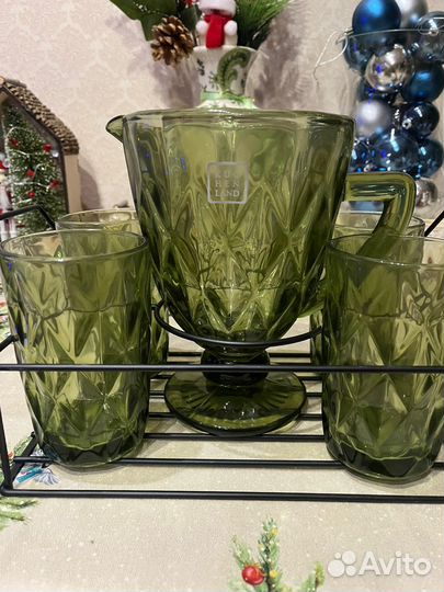 Кувшин с бокалами