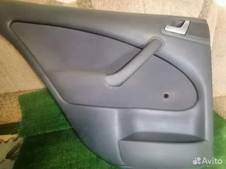 Обшивка задней левой двери skoda octavia Tour