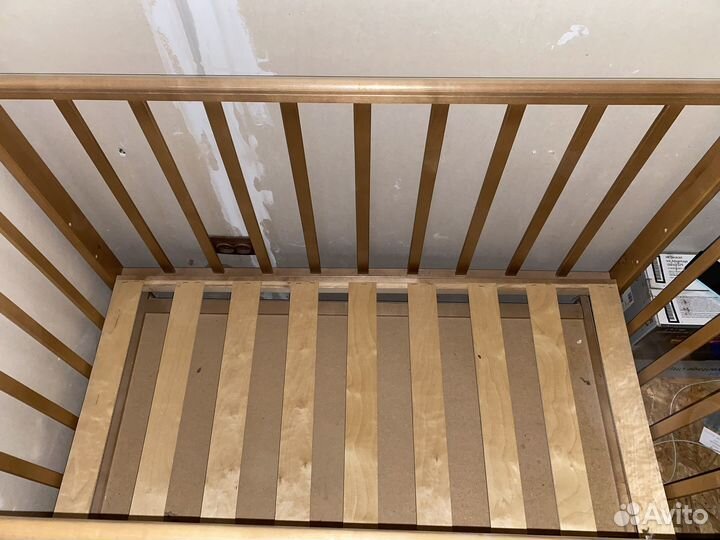 Детская кроватка с маятником и ящиком