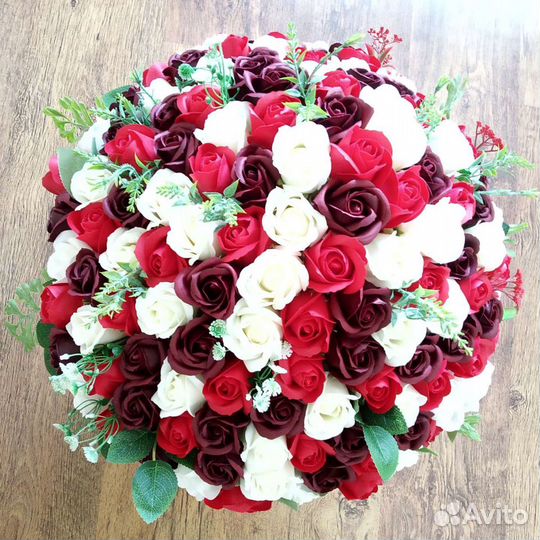 Букет роз из мыльной эмульсии в позолоченной вазе