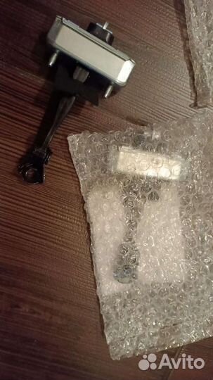 Ограничитель передней двери на Тойота Секвойя 1