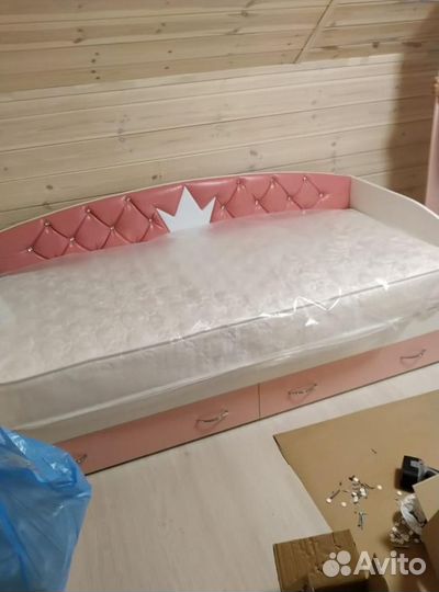 Кровать детская с мягкой спинкой