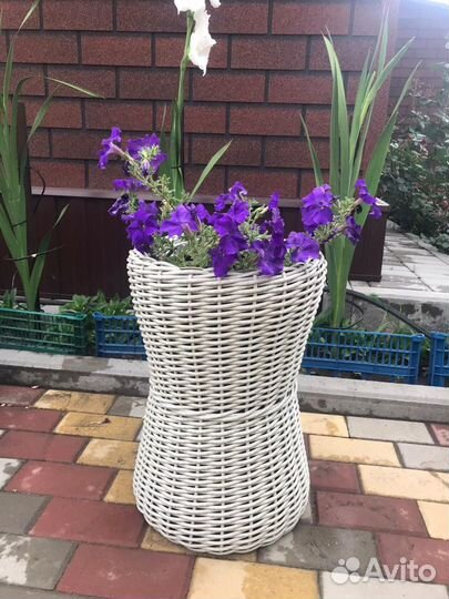 Кашпо из искусственного ротанга