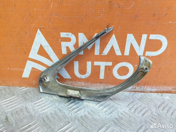 Накладка решетки в бампер передняя правая Toyota