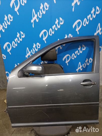 Фольксваген Гольф 4 дверь передняя левая серая