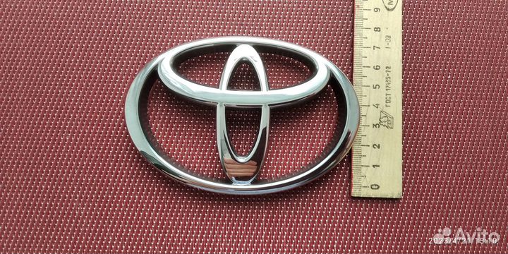 Эмблема решетки радиатора Toyota Hilux Surf