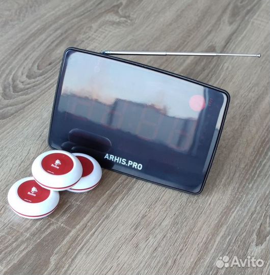 Кнпока вызова персонала и табло отображения вызова