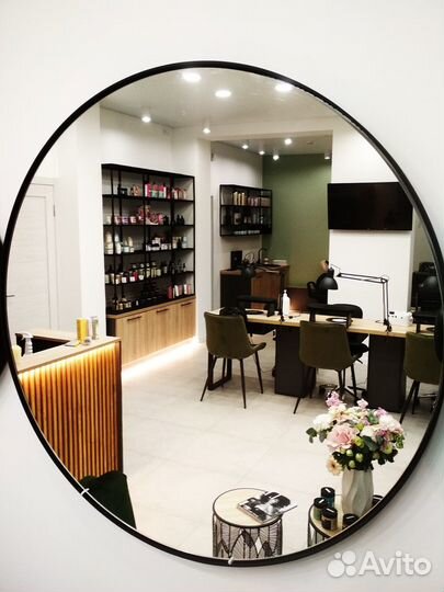 Зеркало в металлической раме