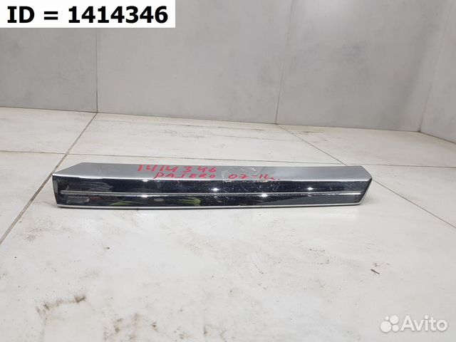 Молдинг решетки радиатора правый Mitsubishi Pajero