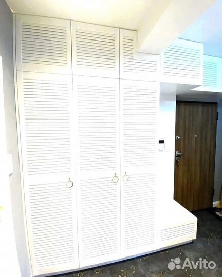 Стильные шкафы в прихожую из мдф с жалюзийными фас