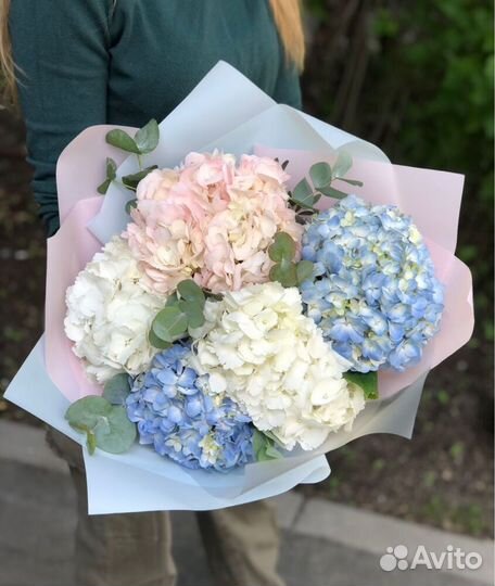 Нежные букеты с кустовыми розами и гортензиями