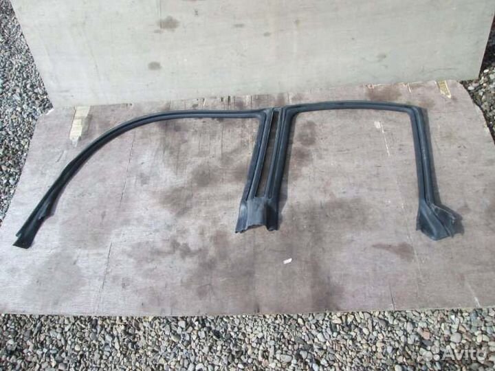 Уплотнительная резинка стекла левая Subaru Legacy