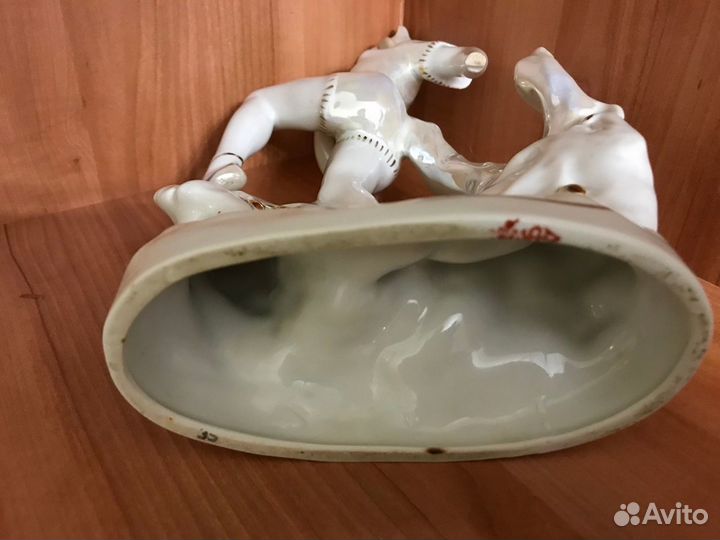 Фарфоровая статуэтка 