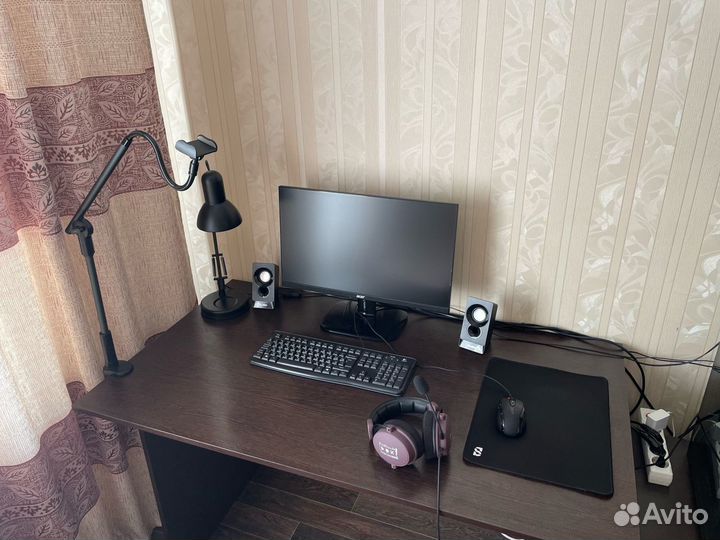 Игровой компьютер с девайсами и монитором