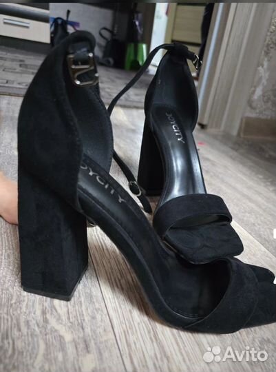 Босоножки замшевые 37