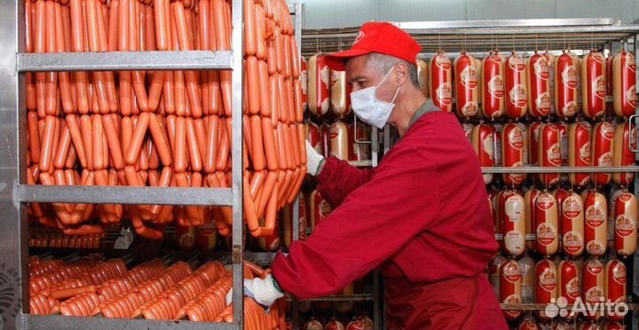 Вахтовый рабочий, укладывающий готовую продукцию