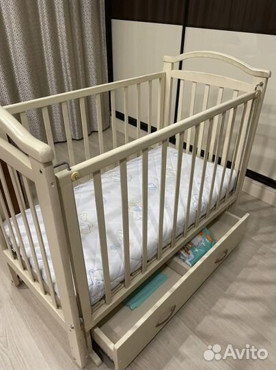 Детская кроватка с маятником и ящиком