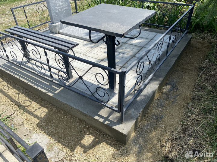 Памятник из мрамора с установкой