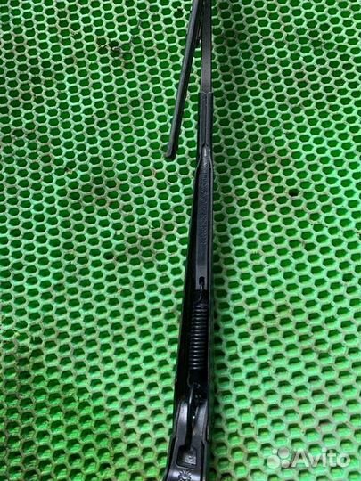 Щеткодержатель правый Renault Logan K7M710 2008