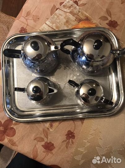 Набор посуды: 3 чайника, сахарница, поднос