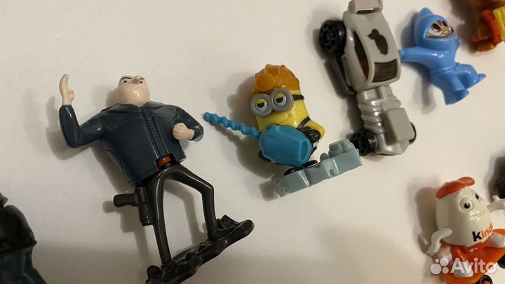 Пакетом игрушки из киндера