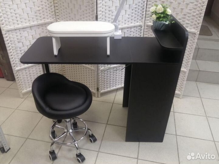 Маникюрный стол