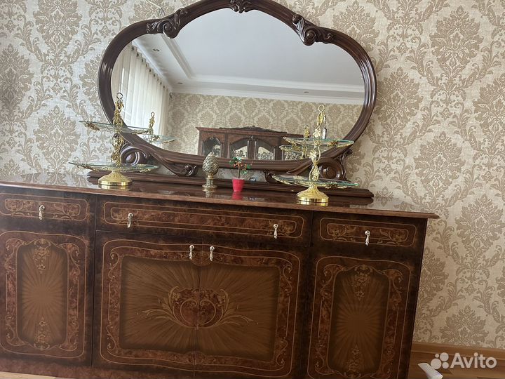 Горка,комод и стол.Стулья не продаются