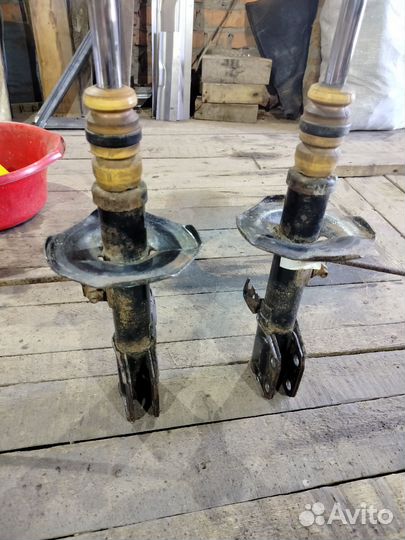 Передние стойки амортизаторов