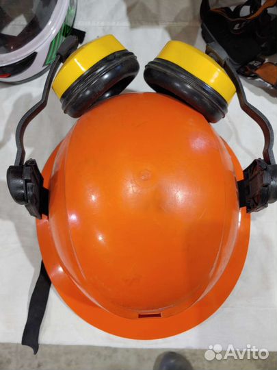 Каска с наушниками