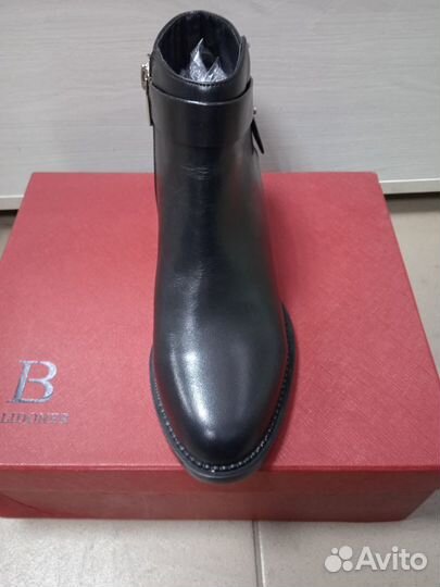 Продам женские ботинки