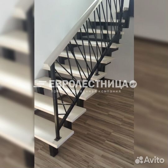 Лестница на металлическом каркасе