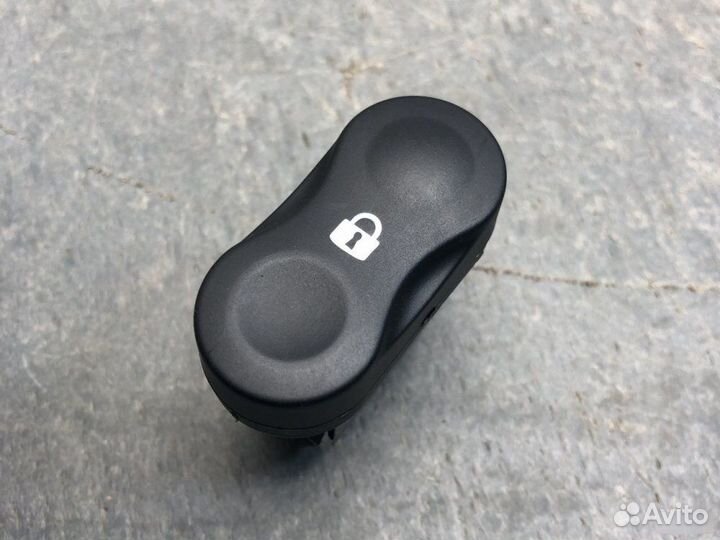 Кнопка центрального замка Nissan Almera G15